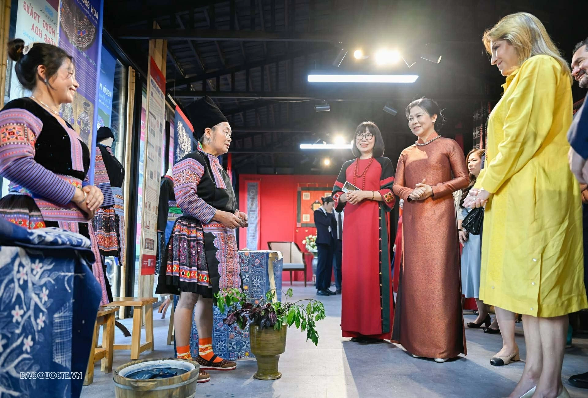 Phu nhân Lãnh đạo Việt Nam và Panama tìm hiểu cách nhuộm vải, vẽ hoa văn trên vải bằng sáp ong