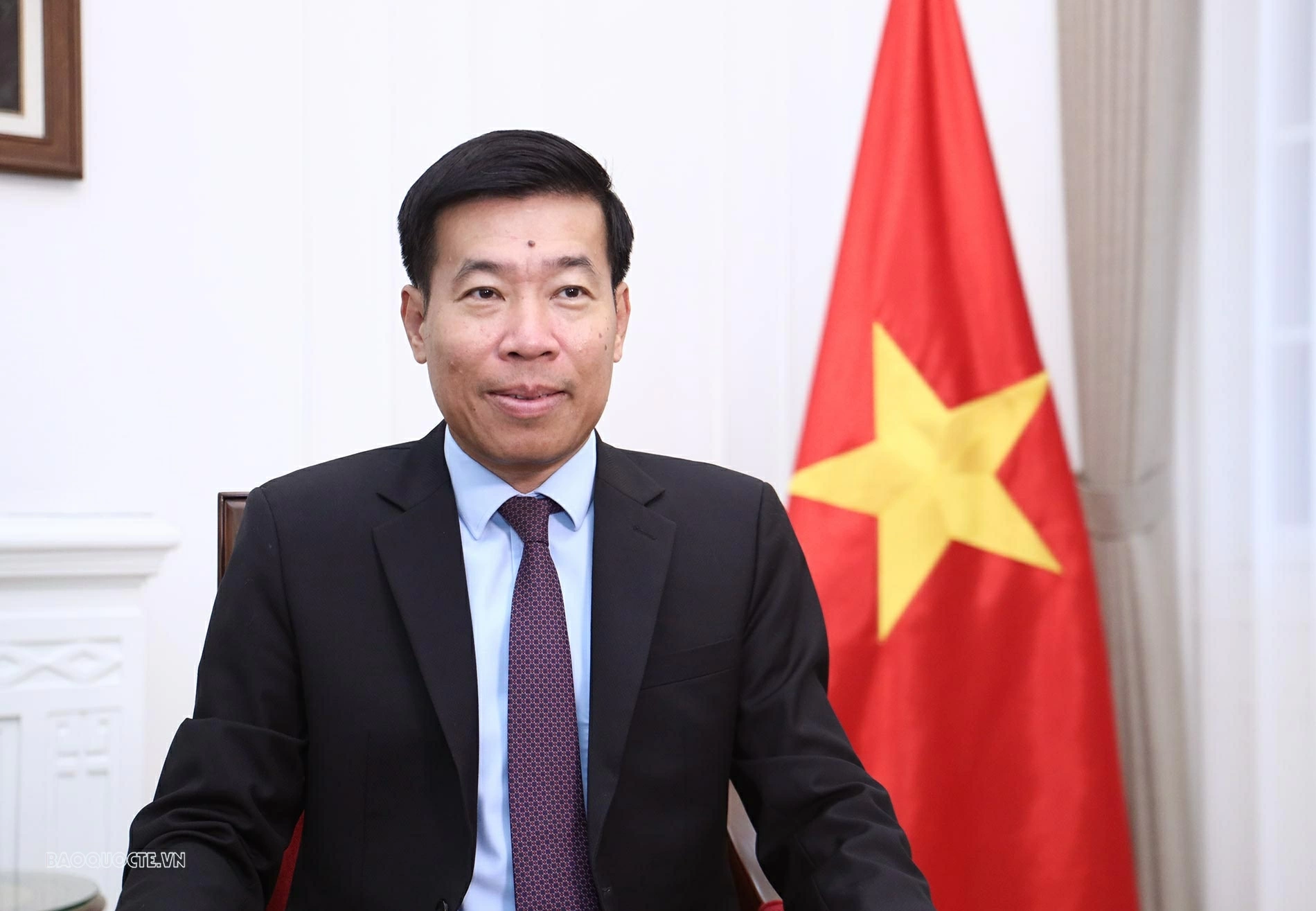 Ủy viên Trung ương Đảng, Phó Bí thư Thường trực Đảng ủy, Thứ trưởng Bộ Ngoại giao Nguyễn Mạnh Cường trả lời phỏng vấn báo chí. (Ảnh: Thành Long)