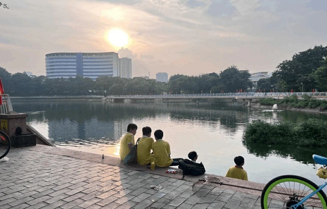 Công viên Nghĩa Đô là không gian xanh quen thuộc của người dân khu vực Cầu Giấy. (Ảnh: Như Thảo)