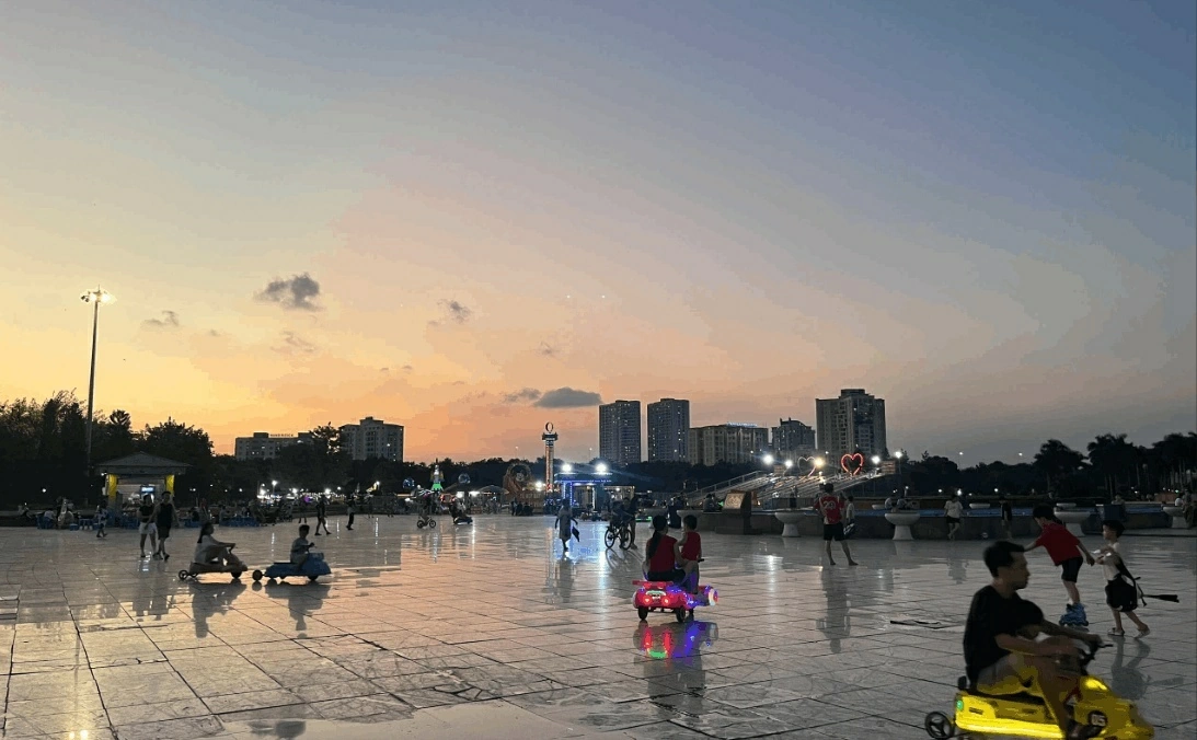Công viên Hòa Bình tạo nên khoảng xanh rộng giữa khu vực đô thị phía Tây Hà Nội.