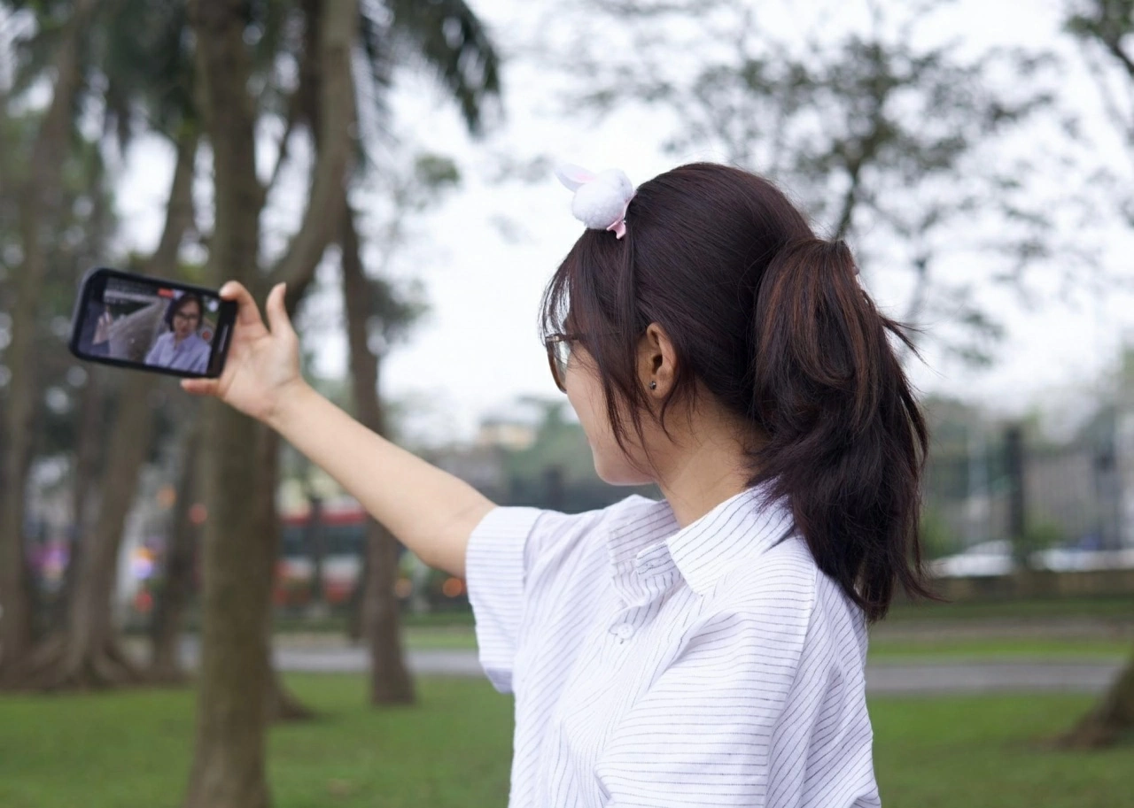 Hải Yến, Đỗ Nga và Linh Thy thường cùng nhau khám phá các công viên ở Hà Nội, lưu giữ những khoảnh khắc tuổi trẻ.