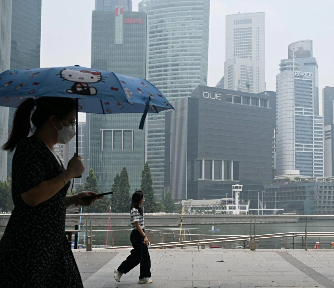 Người dân đi bộ tại Marina Bay, Singapore, giữa làn khói mù. (Nguồn: Getty Images)