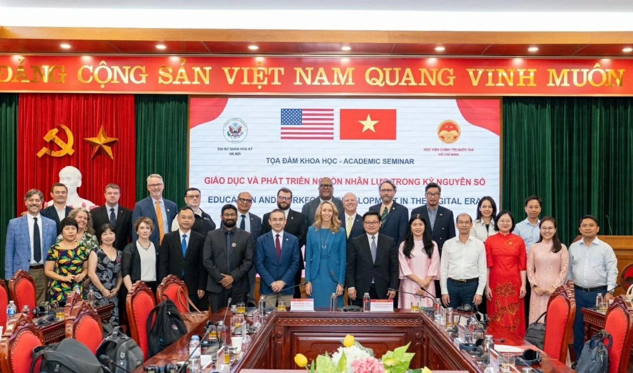 Giáo dục trong kỷ nguyên AI: Đào tạo con người để làm chủ công nghệ