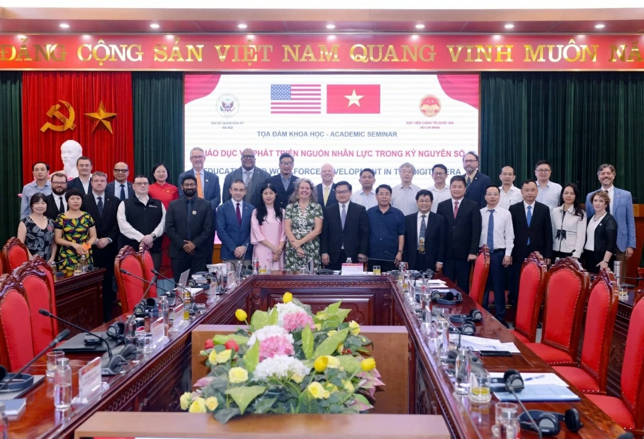 Giáo dục trong kỷ nguyên AI: Đào tạo con người để làm chủ công nghệ