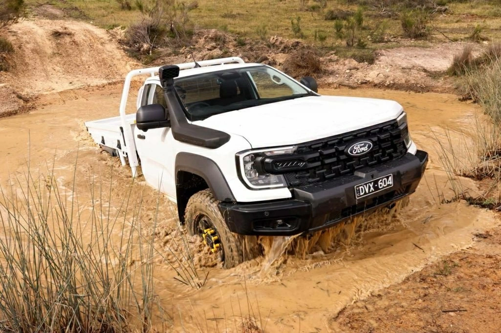 Hệ thống treo cũng được Ford điều chỉnh để phù hợp với đặc tính vận hành. Hệ thống treo cũng được Ford điều chỉnh để phù hợp với đặc tính vận hành.