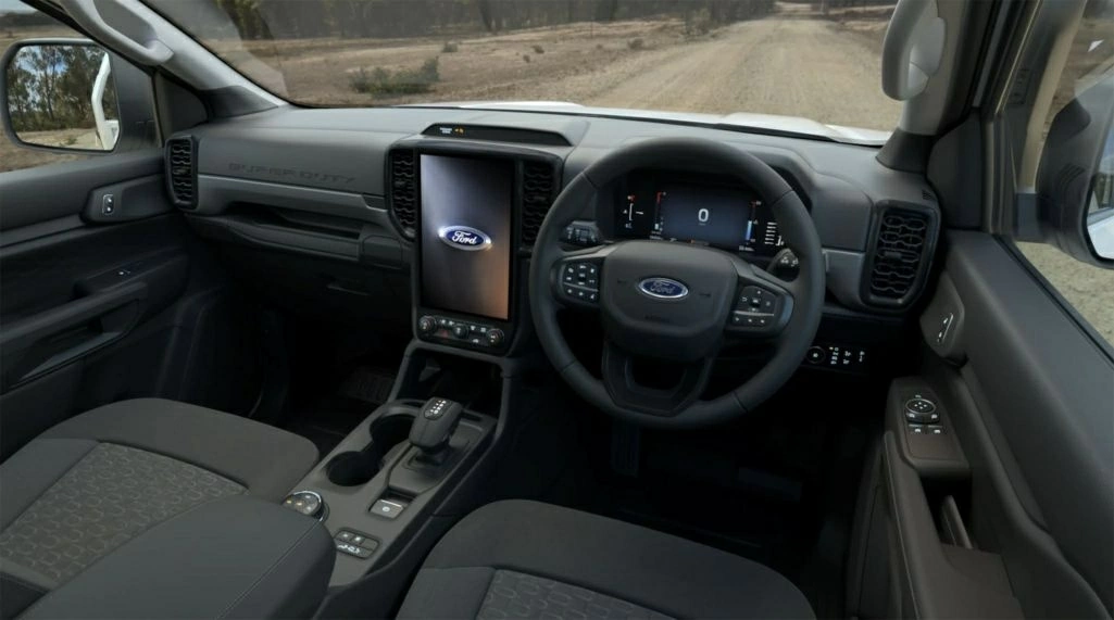 Khoang lái của Ranger Super Duty, vẫn được trang bị khá đầy đủ.