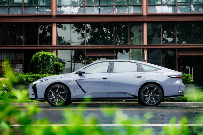 Lexus ES thế hệ mới ra mắt thị trường Việt Nam, giá từ 2,34 tỷ đồng