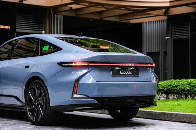 Lexus ES thế hệ mới ra mắt thị trường Việt Nam, giá từ 2,34 tỷ đồng