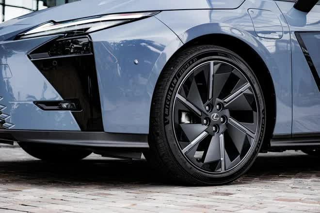 Lexus ES thế hệ mới ra mắt thị trường Việt Nam, giá từ 2,34 tỷ đồng