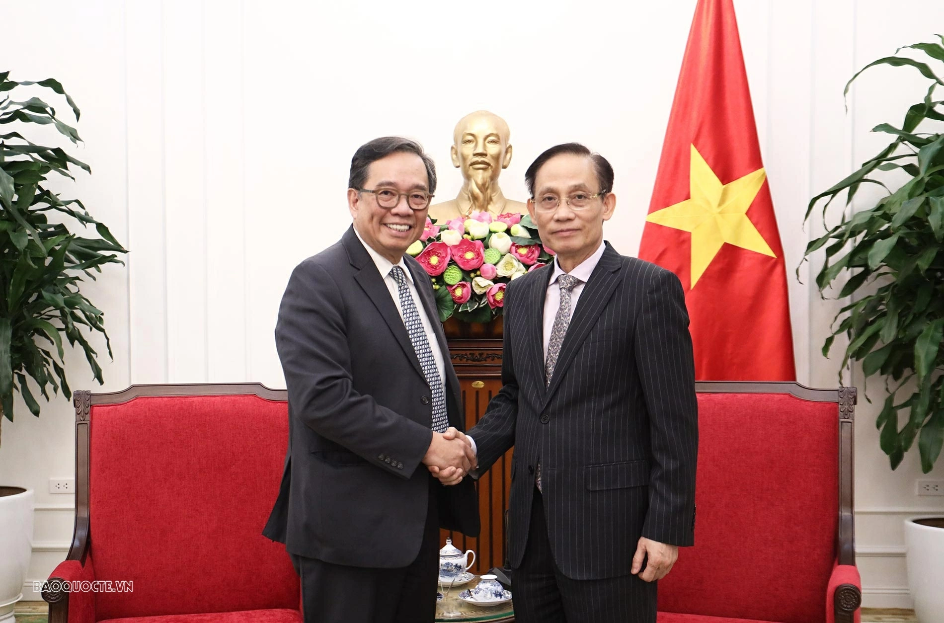 Ủy viên Bộ Chính trị, Bộ trưởng Ngoại giao Lê Hoài Trung đã có buổi tiếp xã giao Thứ trưởng Bộ Ngoại giao Philippines Leo H. Herrera-Lim. (Ảnh: Thành Long)