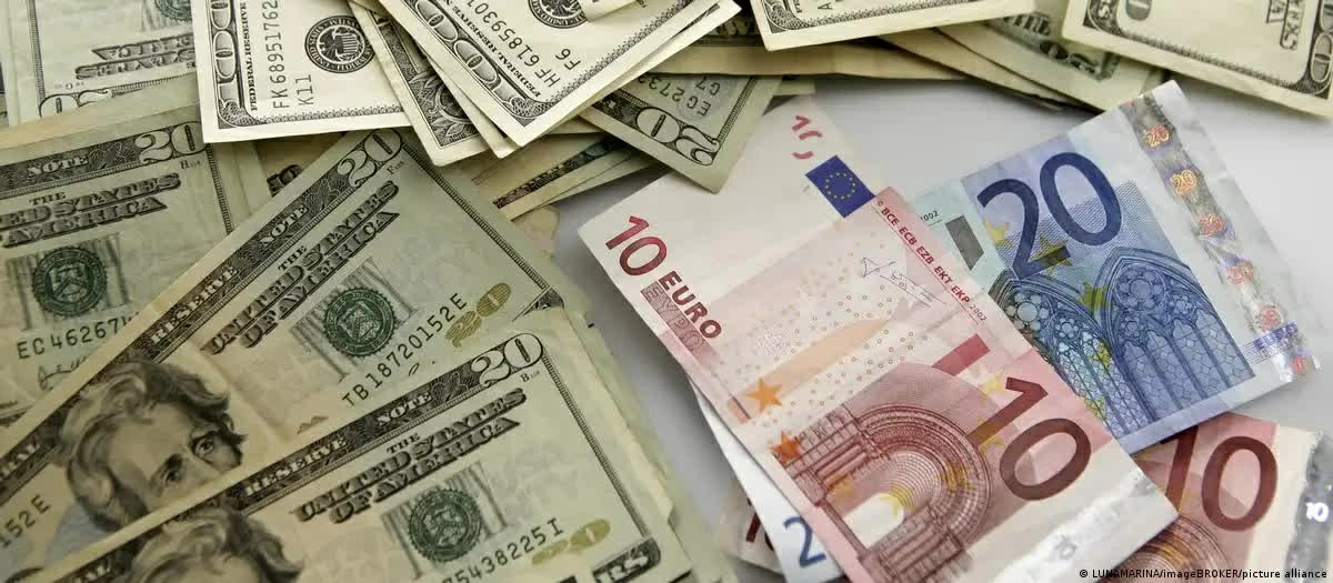 Kinh tế châu Âu: Đồng Euro lao dốc, nợ của Pháp phủ bóng lên thị trường, nguy cơ khủng hoảng mới?