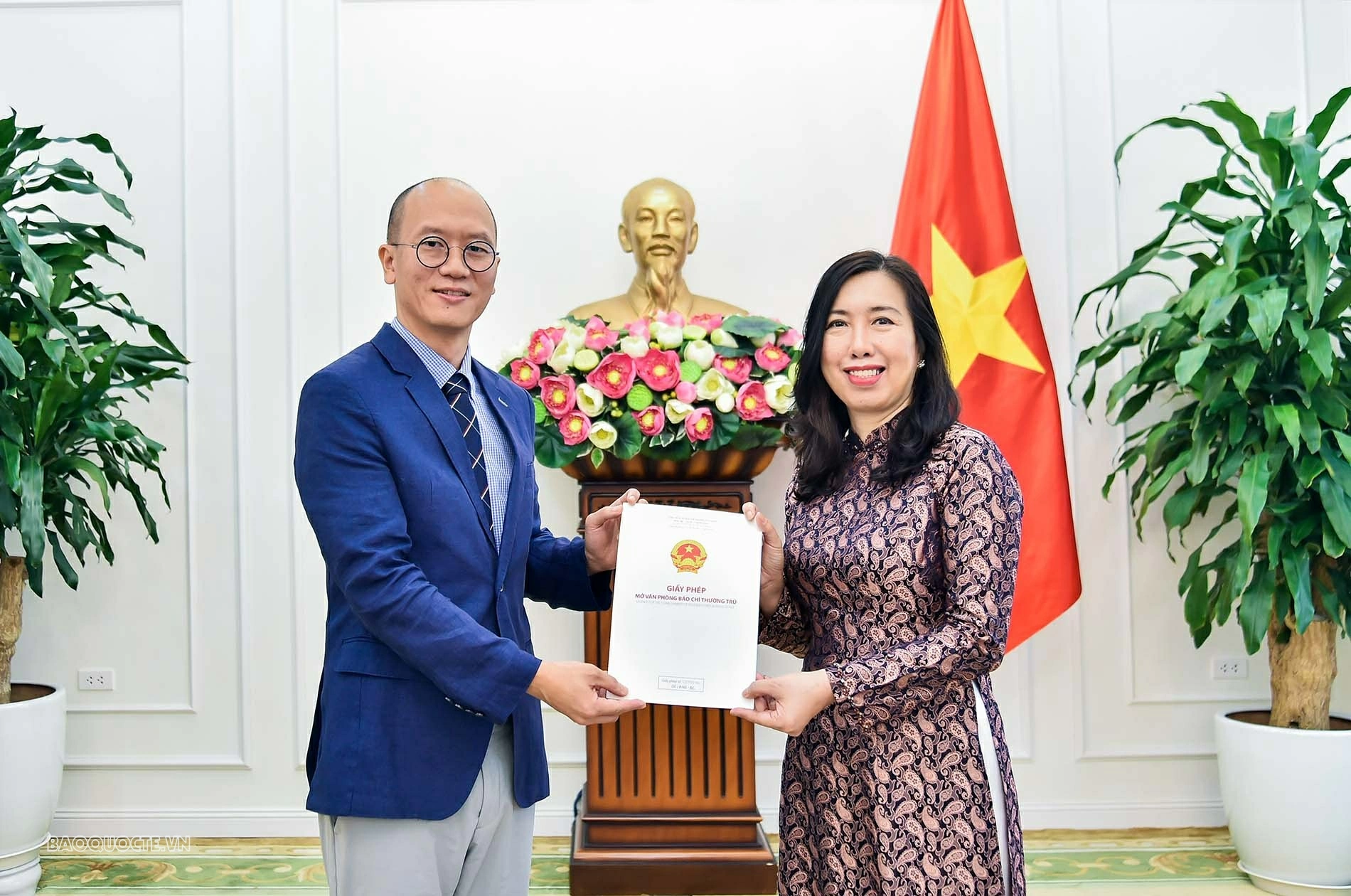 Thứ trưởng Ngoại giao Lê Thị Thu Hằng trao Giấy phép mở lại Văn phòng thường trú KBS (Hàn Quốc) tại Việt Nam