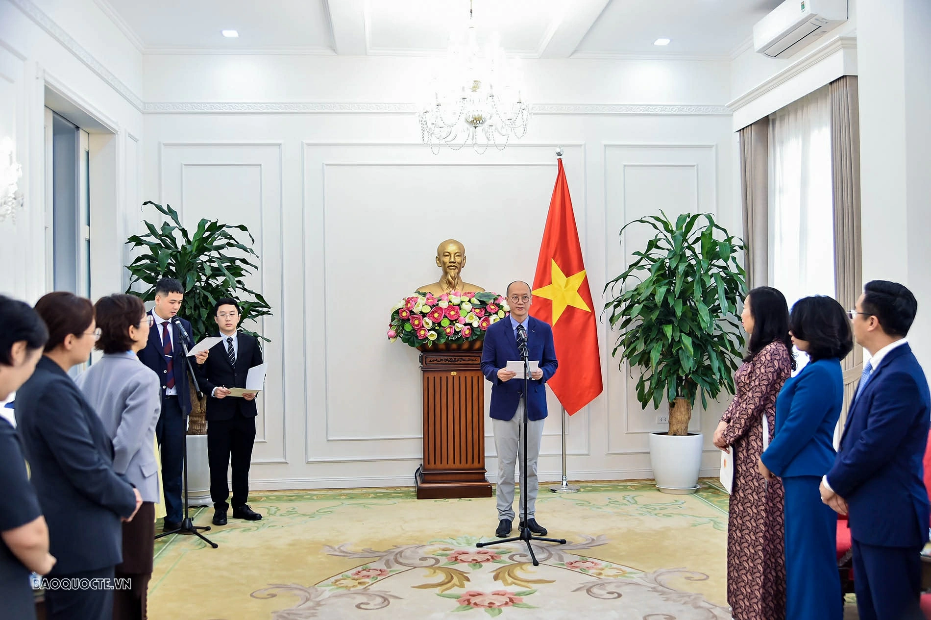 Thứ trưởng Ngoại giao Lê Thị Thu Hằng trao Giấy phép mở lại Văn phòng thường trú KBS (Hàn Quốc) tại Việt Nam