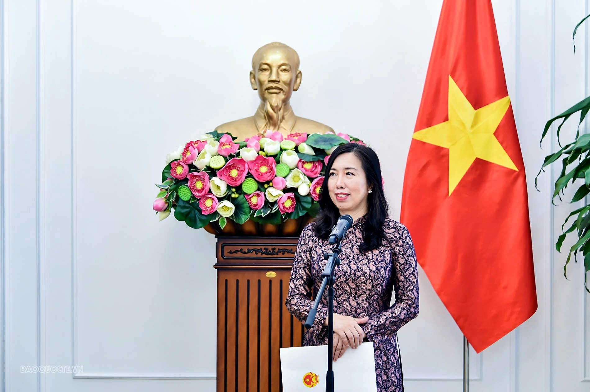 Thứ trưởng Ngoại giao Lê Thị Thu Hằng trao Giấy phép mở lại Văn phòng thường trú KBS (Hàn Quốc) tại Việt Nam