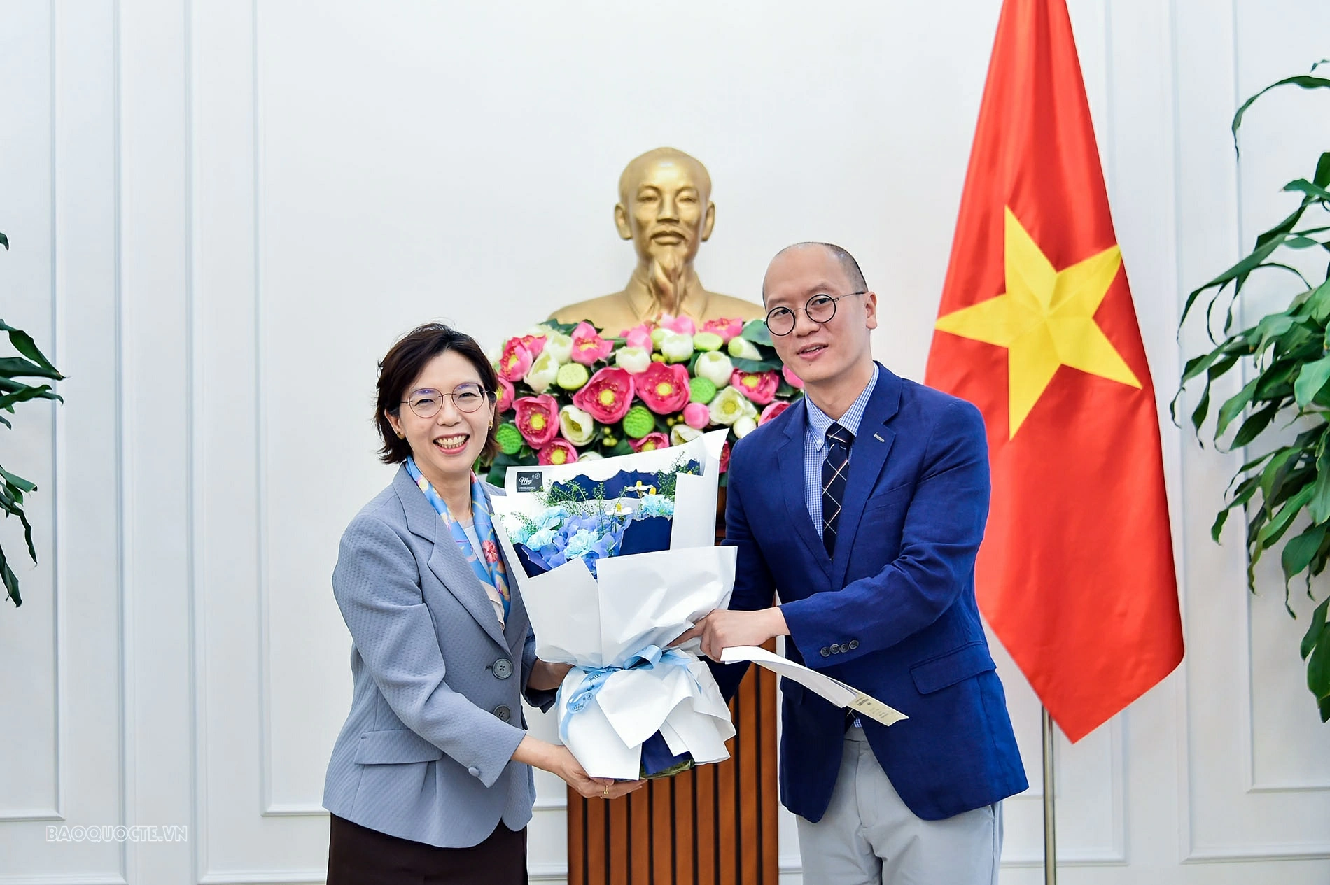 Thứ trưởng Ngoại giao Lê Thị Thu Hằng trao Giấy phép mở lại Văn phòng thường trú KBS (Hàn Quốc) tại Việt Nam