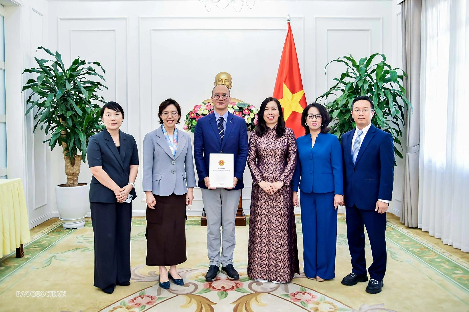 Thứ trưởng Ngoại giao Lê Thị Thu Hằng trao Giấy phép mở lại Văn phòng thường trú KBS (Hàn Quốc) tại Việt Nam