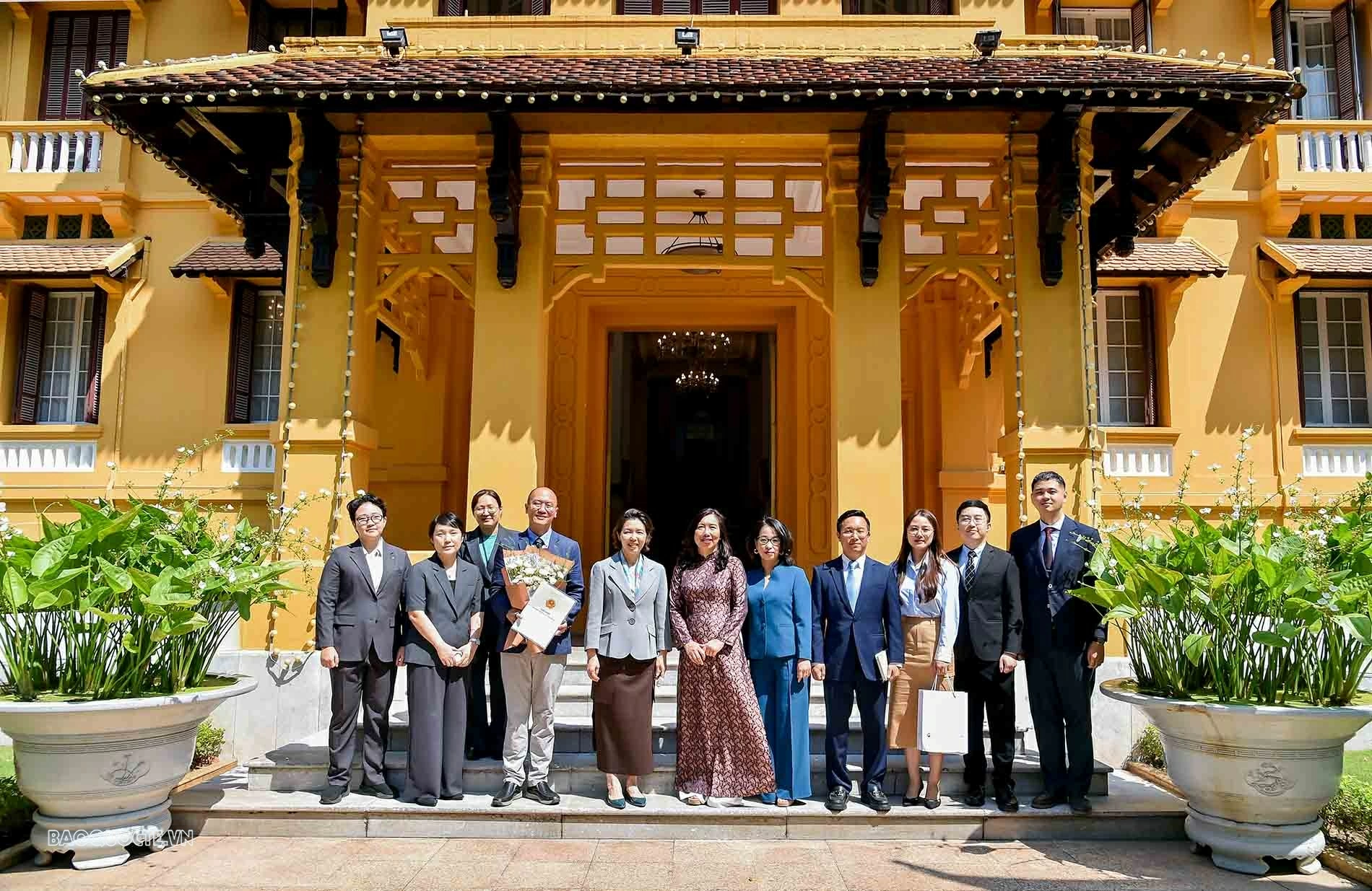 Thứ trưởng Ngoại giao Lê Thị Thu Hằng trao Giấy phép mở lại Văn phòng thường trú KBS (Hàn Quốc) tại Việt Nam