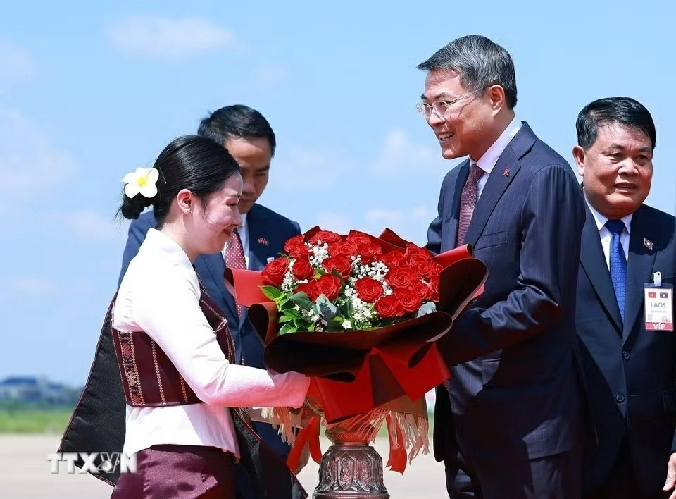 Thủ tướng Lê Minh Hưng tới Thủ đô Vientiane bắt đầu chuyến thăm chính thức Lào Thủ tướng Lê Minh Hưng tới Thủ đô Vientiane bắt đầu chuyến thăm chính thức Lào