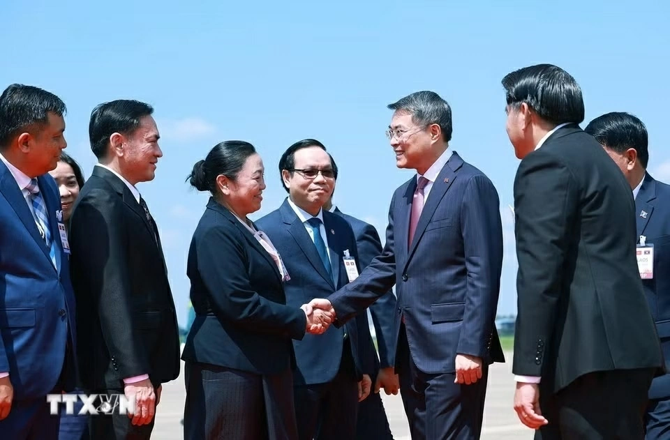 Thủ tướng Lê Minh Hưng tới Thủ đô Vientiane bắt đầu chuyến thăm chính thức Lào Thủ tướng Lê Minh Hưng tới Thủ đô Vientiane bắt đầu chuyến thăm chính thức Lào