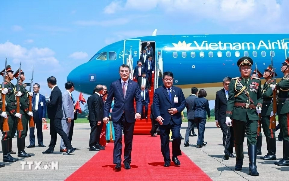 Thủ tướng Lê Minh Hưng tới Thủ đô Vientiane bắt đầu chuyến thăm chính thức Lào Thủ tướng Lê Minh Hưng tới Thủ đô Vientiane bắt đầu chuyến thăm chính thức Lào