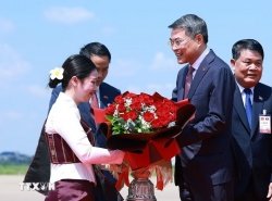 Thủ tướng Lê Minh Hưng tới Thủ đô Vientiane bắt đầu chuyến thăm chính thức Lào