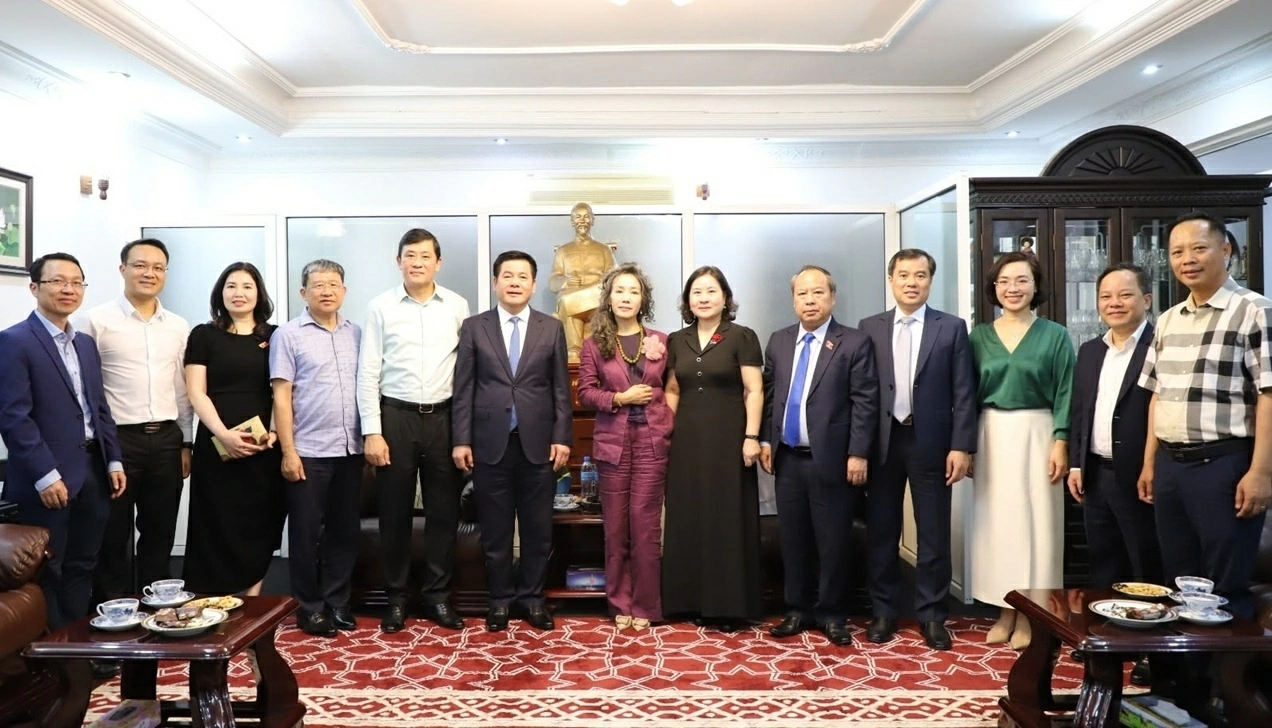 Phó Chủ tịch Quốc hội Nguyễn Hồng Diên thăm, làm việc với Đại sứ quán Việt Nam tại Tanzania Phó Chủ tịch Quốc hội Nguyễn Hồng Diên thăm, làm việc với Đại sứ quán Việt Nam tại Tanzania