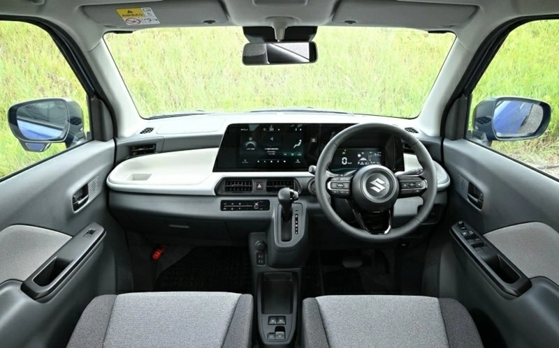 Khoang cabin của Suzuki eSky được bố tr&iacute; 4 chỗ ngồi.
