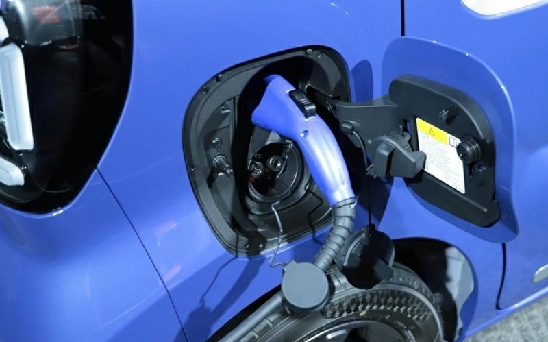 Bộ pin lithium-sắt-phốt-phát (LFP) dung lượng 26 kWh do BYD cung cấp được đặt dưới sàn xe. 