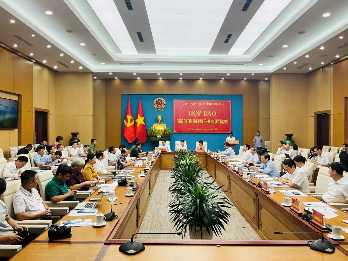 Họp báo Quý III/2026 do UBND tỉnh Phú Thọ tổ chức sáng 8/10. Ảnh: Tùng Duy.
