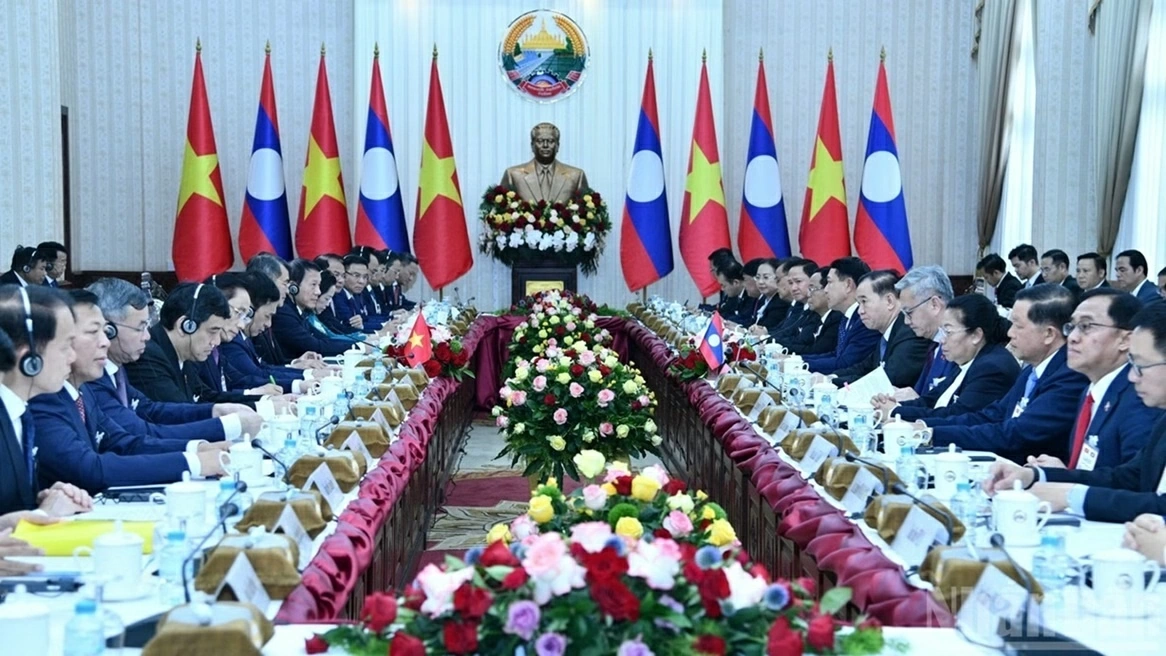 Thủ tướng Lê Minh Hưng hội đàm với Thủ tướng Lào Saleumxay Kommasith