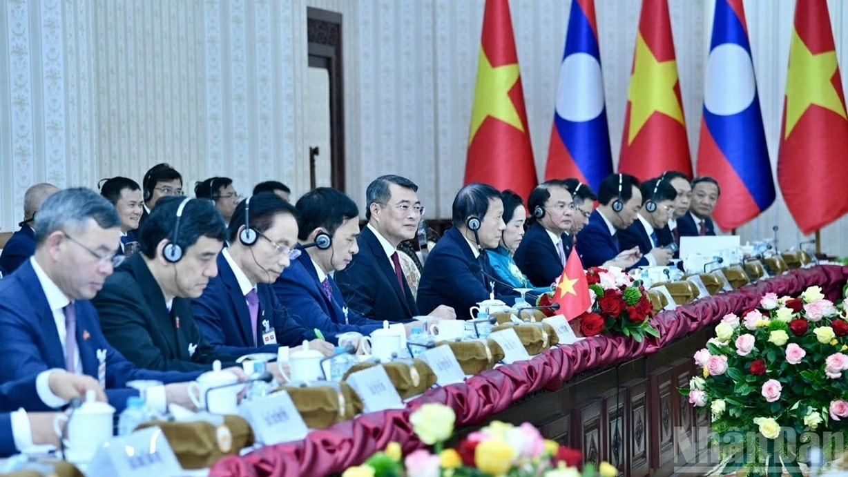 Thủ tướng Lê Minh Hưng hội đàm với Thủ tướng Lào Saleumxay Kommasith