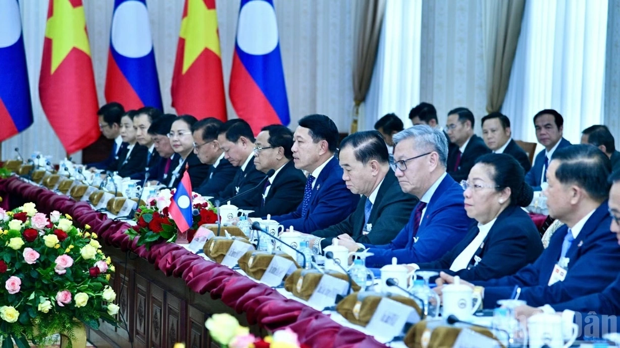 Thủ tướng Lê Minh Hưng hội đàm với Thủ tướng Lào Saleumxay Kommasith