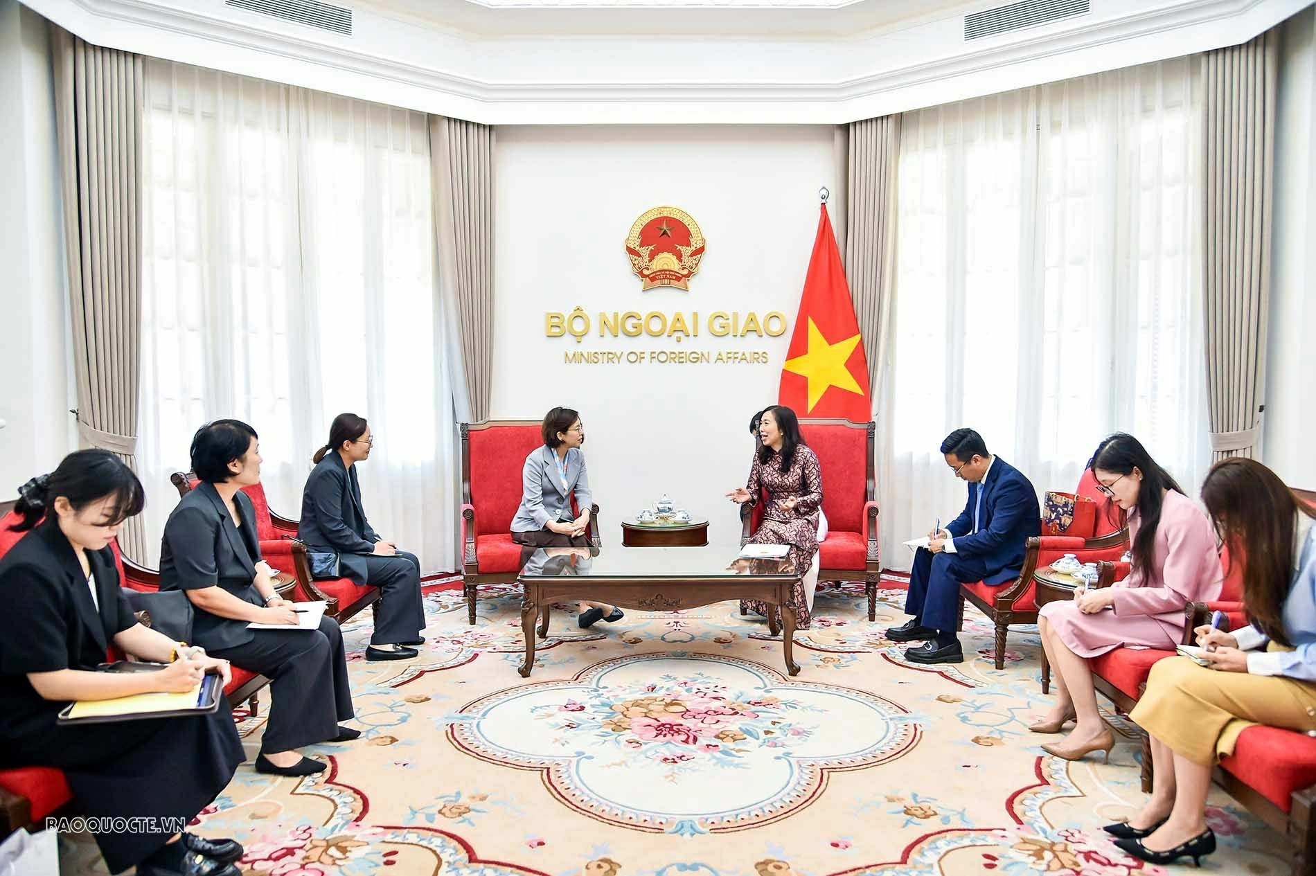 Thứ trưởng Ngoại giao Lê Thị Thu Hằng tiếp Đại sứ Hàn Quốc