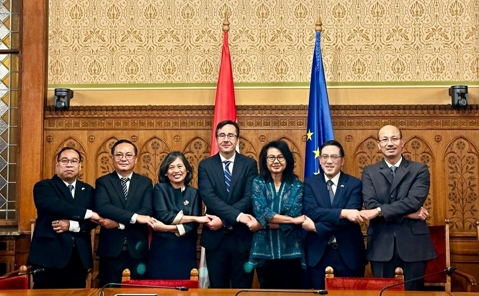 Đại sứ Việt Nam và các nước ASEAN trao đổi với Chủ nhiệm Ủy ban Đối ngoại Quốc hội Hungary và Phó Quốc vụ khanh Bộ Ngoại giao