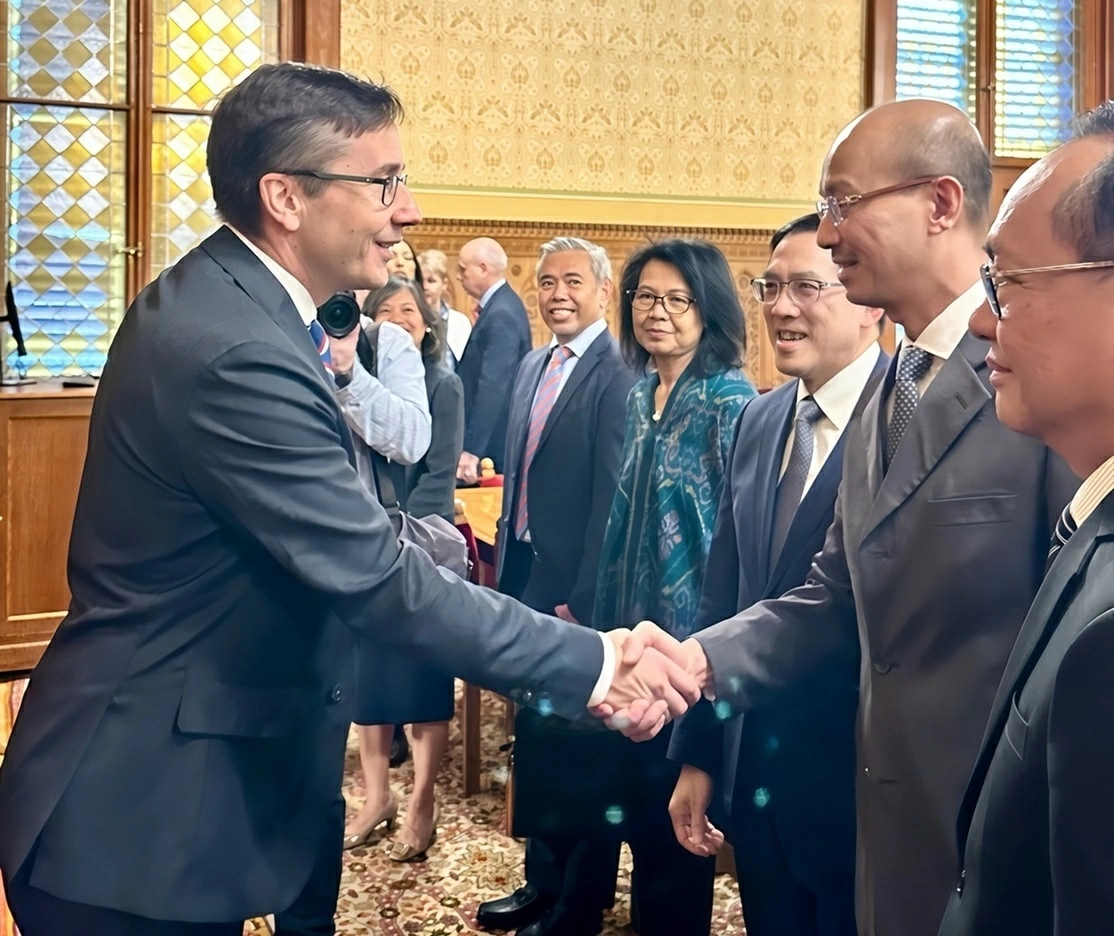Đại sứ Việt Nam và các nước ASEAN trao đổi với Chủ nhiệm Ủy ban Đối ngoại Quốc hội Hungary và Phó Quốc vụ khanh Bộ Ngoại giao