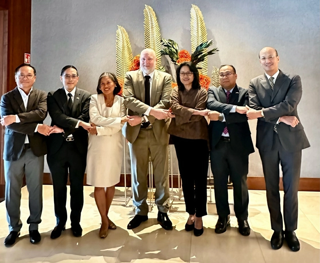 Đại sứ Việt Nam và các nước ASEAN trao đổi với Chủ nhiệm Ủy ban Đối ngoại Quốc hội Hungary và Phó Quốc vụ khanh Bộ Ngoại giao