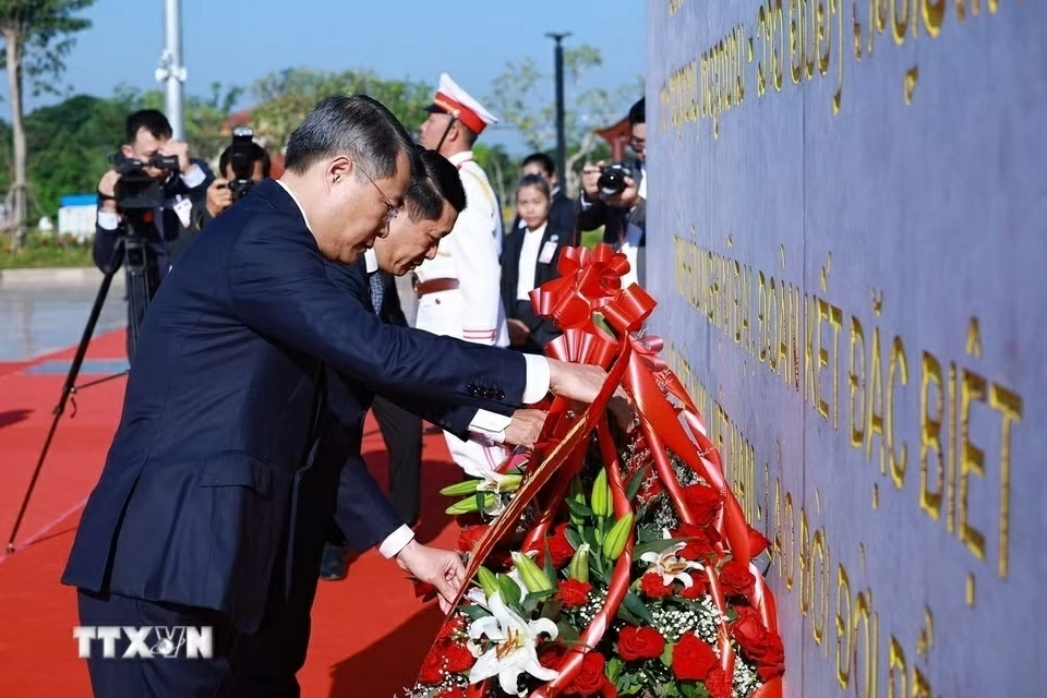 Thủ tướng Lê Minh Hưng và Thủ tướng Lào dâng hoa tưởng niệm các vị lãnh tụ hai nước