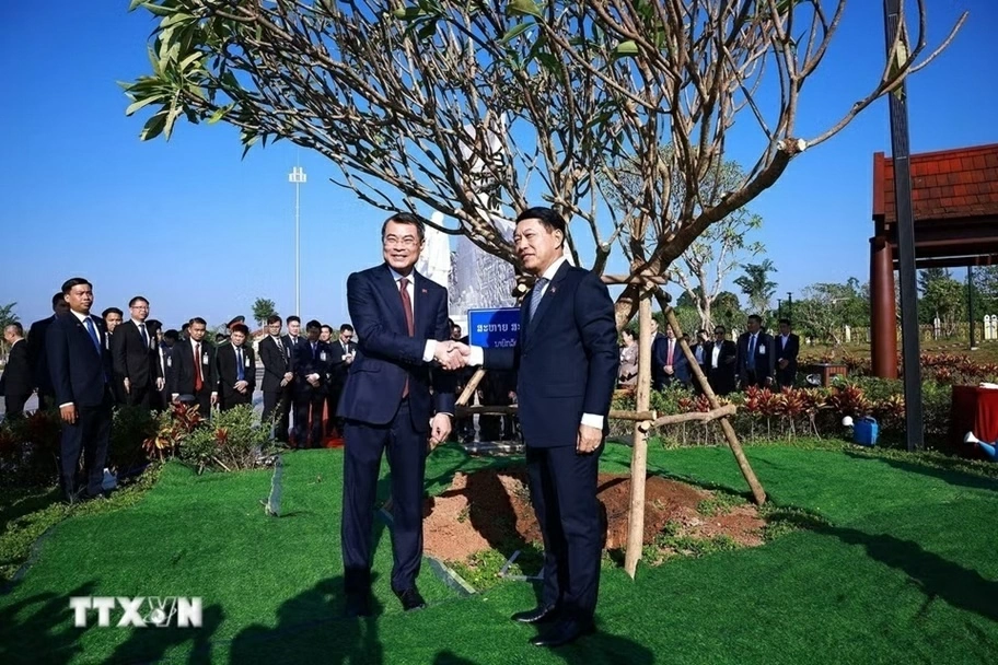 Thủ tướng Lê Minh Hưng và Thủ tướng Lào dâng hoa tưởng niệm các vị lãnh tụ hai nước