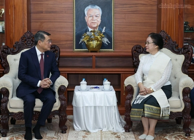 Thủ tướng Lê Minh Hưng và Thủ tướng Lào dâng hoa tưởng niệm các vị lãnh tụ hai nước