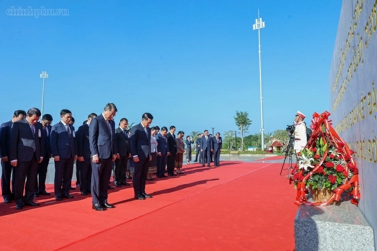 Thủ tướng Lê Minh Hưng và Thủ tướng Lào dâng hoa tưởng niệm các vị lãnh tụ hai nước