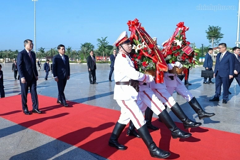 Thủ tướng Lê Minh Hưng và Thủ tướng Lào dâng hoa tưởng niệm các vị lãnh tụ hai nước