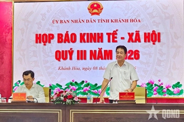  Đồng chí Nguyễn Long Biên, Phó chủ tịch Thường trực UBND tỉnh Khánh Hòa điều hành họp báo.