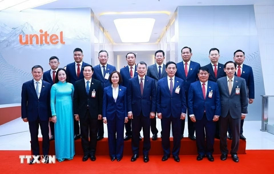 Thủ tướng Lê Minh Hưng thăm, làm việc với Công ty Unitel Thủ tướng Lê Minh Hưng thăm, làm việc với Công ty Unitel