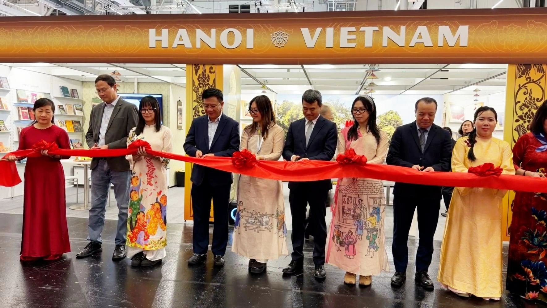 Các đại biểu cắt băng lễ khai mạc Gian hàng Sách Việt Nam. (Ảnh: Hồng Trí)