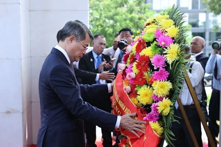 Thủ tướng Lê Minh Hưng đặt vòng hoa tại Đài Độc lập, Đài tưởng niệm cố Quốc vương Norodom Sihanouk, Đài Hữu nghị Campuchia - Việt Nam