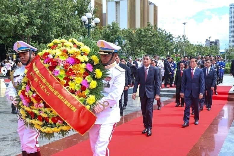 Thủ tướng Lê Minh Hưng đặt vòng hoa tại Đài Độc lập, Đài tưởng niệm cố Quốc vương Norodom Sihanouk, Đài Hữu nghị Campuchia - Việt Nam