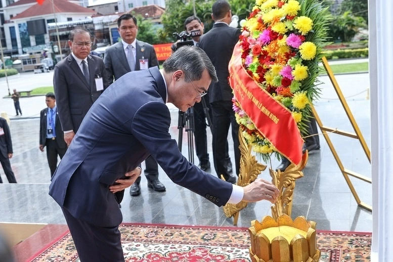 Thủ tướng Lê Minh Hưng đặt vòng hoa tại Đài Độc lập, Đài tưởng niệm cố Quốc vương Norodom Sihanouk, Đài Hữu nghị Campuchia - Việt Nam