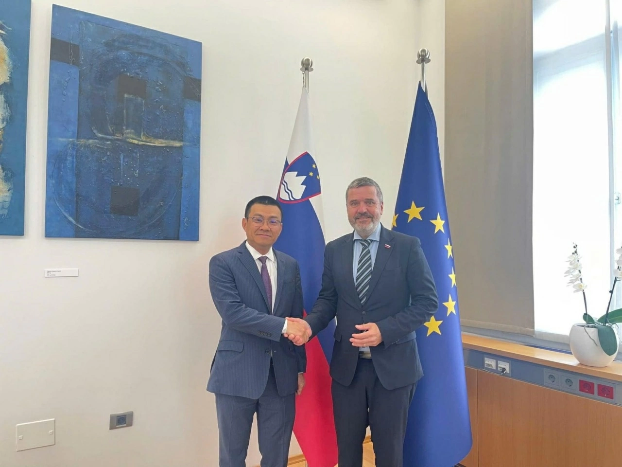 Đại sứ Việt Nam tại Áo kiêm nhiệm Slovenia Vũ Lê Thái Hoàng gặp Bộ trưởng Ngoại giao Slovenia Tone Kajzer tại thủ đô Ljubljana ngày 8/10. (Nguồn: ...)