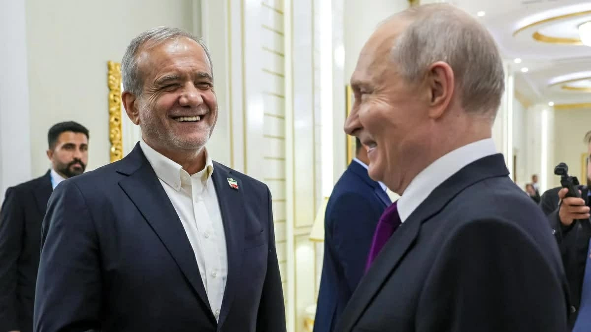 Tổng thống Nga Vladimir Putin và Tổng thống Iran Masoud Pezeshkian bắt tay trong cuộc gặp tại thành phố Turkmenbashi, Turkmenistan, ngày 8/10. (Nguồn: Arab News)