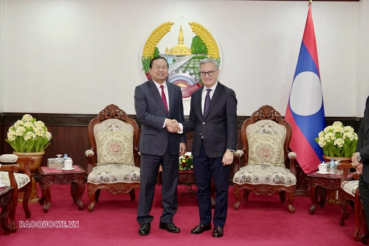 Tổng Lãnh sự Việt Nam tại Savannakhet chúc mừng đồng chí Thongsavanh Phomvihane được bầu vào Bộ Chính trị Trung ương Đảng Nhân dân cách mạng Lào Tổng Lãnh sự Việt Nam tại Savannakhet chúc mừng đồng chí Thongsavanh Phomvihane được bầu vào Bộ Chính trị Trung ương Đảng Nhân dân cách mạng Lào